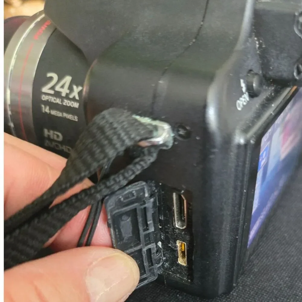 Panasonic Lumix DMC‑FZ40 Digital Camera 14.1MP 24x Zoom – Charger, Battery
